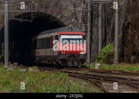 Züge und Bahnhof mit Peron im sonnigen Frühling heißen Morgen in Iselle Italien 05 11 2024 Stockfoto