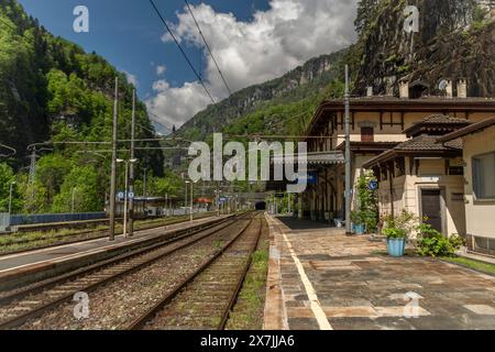 Züge und Bahnhof mit Peron im sonnigen Frühling heißen Morgen in Iselle Italien 05 11 2024 Stockfoto