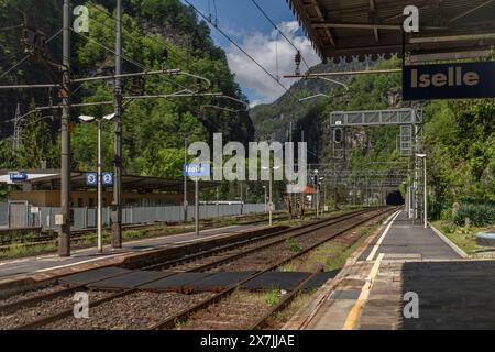 Züge und Bahnhof mit Peron im sonnigen Frühling heißen Morgen in Iselle Italien 05 11 2024 Stockfoto