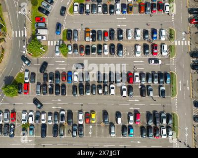 Talbot Green, Wales, Vereinigtes Königreich - 11. Mai 2024: Drohnenansicht des Parkplatzes eines Einzelhandelsparks aus der Vogelperspektive Stockfoto
