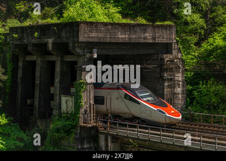 Roter Hochgeschwindigkeitszug von Italien in die Schweiz in der Nähe des Bahnhofs Varzo Italien 05 11 2024 Stockfoto