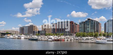 Washington DC, USA - 3. Mai 2024: Panoramablick auf Motorboote und Yachten, die im Yachthafen vor der Wharf-Anlage am Potomac River vor Anker liegen Stockfoto