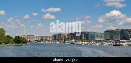 Washington DC, USA - 3. Mai 2024: Panoramablick auf den Yachthafen Wharf am Potomac River in Washington DC. Stockfoto