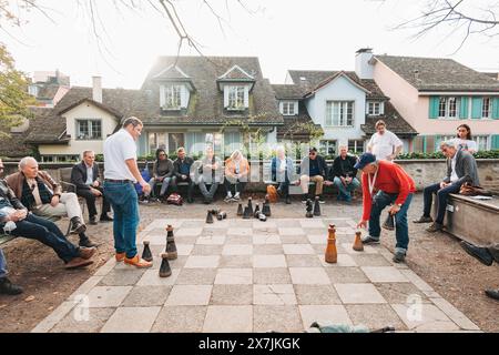 Zwei Männer spielen im Park Lindenhof, Zürich, Schweiz, ein Riesenschach Stockfoto