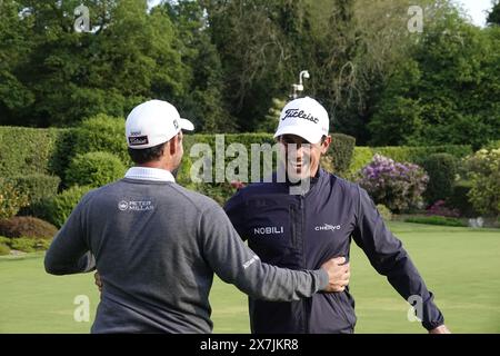 Walton on the Hill, Surrey, Großbritannien. Mai 2024. Action beim letzten Qualifikationstag für die US Open Golf Championship 2024 im Walton Heath Golf Club, Surrey, Großbritannien: Eduardo Molinari, Bruder des Hauptgewinners Francesco, begrüßt den italienischen Stargolfspieler Matteo MANASSERO, nachdem beide sich gerade für das Spiel in Pinehurst in den golfÕs US Open qualifiziert hatten. Quelle: Motofoto/Alamy Live News Stockfoto