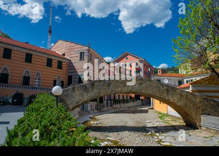 Fußgängerbrücke im römischen Stil in Noli Stockfoto