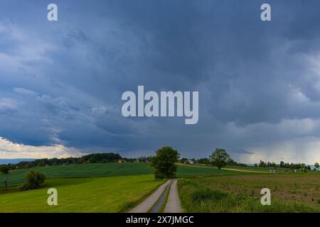 Unwetter am Triebenberg bei Dresden ein starkes Gewitter zog am Nachmittag über Dresden hinweg. Dresden Sachsen Deutschland *** Gewitter auf dem Triebenberg bei Dresden Ein starkes Gewitter überquerte Dresden am Nachmittag Dresden Sachsen Deutschland Stockfoto