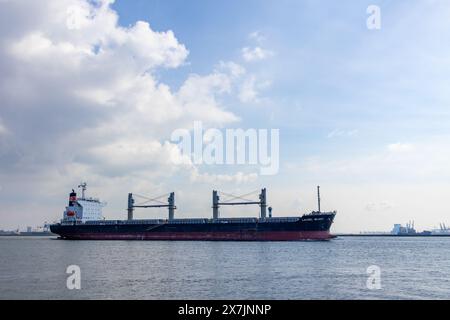 Maasvlakte, Rotterdam, Niederlande - 9. September 2021: Massengutschiff Laurel Island, das Port Rotterdam über Hoek van Holland und die M verlässt Stockfoto