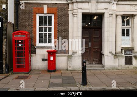 Eine K6-Telefonbox und eine rote Postbox vor dem geschlossenen Hauptpostamt von Rochester, Eastgate, Rochester, Kent, Großbritannien. April 2024 Stockfoto