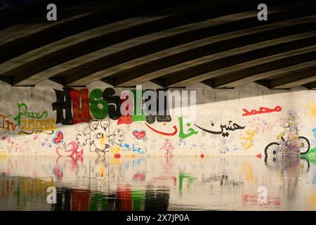 Graffiti unter der Donnington Bridge spiegeln sich in den Gewässern der Themse. Donnington Bridge Road, Oxford, Oxfordshire, Großbritannien. Januar 2024 Stockfoto