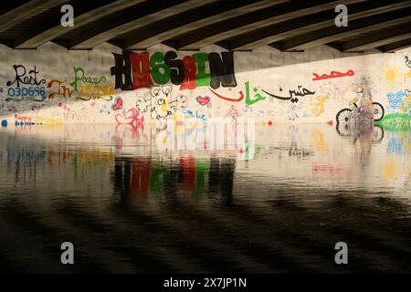 Graffiti unter der Donnington Bridge spiegeln sich in den Gewässern der Themse. Donnington Bridge Road, Oxford, Oxfordshire, Großbritannien. Januar 2024 Stockfoto