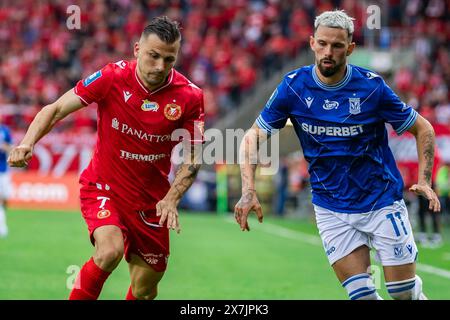 Mato Milos (L) von Widzew und Kristoffer Velde (R) von Lech werden während des Polnischen PKO BP Ekstraklasa League-Spiels zwischen Widzew Lodz und Lech gesehen Stockfoto