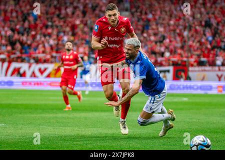 Mateusz Zyro (L) von Widzew und Kristoffer Velde (R) von Lech werden während des polnischen PKO BP Ekstraklasa League-Spiels zwischen Widzew Lodz A in Aktion genommen Stockfoto