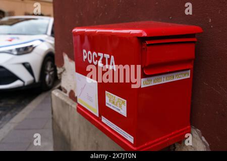 Warschau, Polen - 6. August 2023: Ein roter Briefkasten ist an der Seite einer Mauer in Warschau, Polen, montiert. Stockfoto