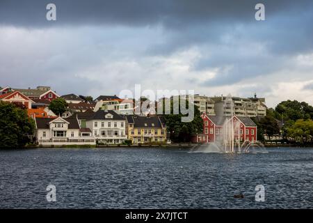 OSLO, NORWEGEN - 8. AUGUST 2015: Rotes Gebäude Kongsgata 47-49 in der Nähe des Breiavatnet-Sees in Stavanger mit Brunnen Stockfoto