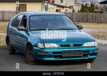 FRYDEK-MISTEK, TSCHECHISCHE REPUBLIK - 25. MÄRZ 2018: Verlassener azurblauer Toyota Corolla Fließheck aus den 90er Jahren mit einem Platten Reifen. Das Bild wurde auf Ma aufgenommen Stockfoto
