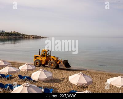 Mai 2024: Große Maschine räumt den Strand in Coral Bay, Pegeia, Pafos, Zypern. Stockfoto