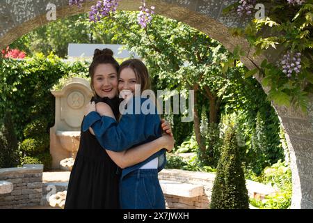 Chelsea, London, Großbritannien. Mai 2024. Ruth Gemmell (L) und Hannah Dodd, die Stars der Netflix-Hit-Serie Bridgerton, inspiriert von der Hauptfigur der Serie Penelope Featherington, treffen sich wieder auf der The Bridgerton Garden at RHS Chelsea Flower Show in London Garden. Quelle: Maureen McLean/Alamy Live News Stockfoto