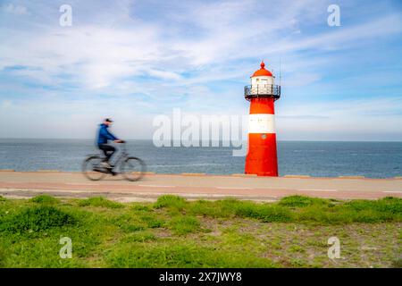 Nordseedeich bei Westkapelle, Leuchtturm Westkapelle Laag, Radfahrer auf dem Radweg Zeeuwse Wind Route, Provinz Zeeland, Halbinsel Walcheren, Niederlande, Radweg am Meer *** Nordseedeich bei Westkapelle, Leuchtturm Westkapelle Laag, Radfahrer auf dem Zeeuwse Wind Route Radweg, Provinz Zeeland, Halbinsel Walcheren, Niederlande, Radweg am Meer Stockfoto