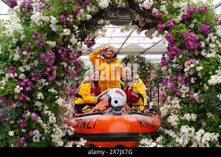 Chelsea, London, Großbritannien. Mai 2024. Blue Peter und Jigsaw TV Moderatorin Janet Ellis MBE nehmen am RHS Chelsea Flower Show Press Day Teil. Janet ist die Mutter der Sängerin Sophie Ellis-Bextor. Quelle: Maureen McLean/Alamy Live News Stockfoto