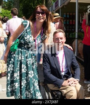 Chelsea, London, Großbritannien. Mai 2024. Die Wettermoderatorin Elizabeth Rizzini und ihr Partner Frank Gardner nehmen am Chelsea Flower Show Press Day in London Teil. Quelle: Maureen McLean/Alamy Live News Stockfoto