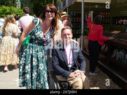 Chelsea, London, Großbritannien. Mai 2024. Die Wettermoderatorin Elizabeth Rizzini und ihr Partner Frank Gardner nehmen am Chelsea Flower Show Press Day in London Teil. Quelle: Maureen McLean/Alamy Live News Stockfoto