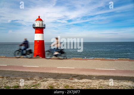 Nordseedeich bei Westkapelle, Leuchtturm Westkapelle Laag, Radfahrer auf dem Radweg Zeeuwse Wind Route, Provinz Zeeland, Halbinsel Walcheren, Niederlande, Radweg am Meer *** Nordseedeich bei Westkapelle, Leuchtturm Westkapelle Laag, Radfahrer auf dem Zeeuwse Wind Route Radweg, Provinz Zeeland, Halbinsel Walcheren, Niederlande, Radweg am Meer Stockfoto