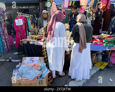 Frauen kaufen Kleidung und Schmuck auf der Bangladeshi Street Fair im Stadtteil Kensington in Brooklyn, New York Stockfoto