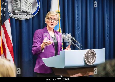 Washington D.C., USA – 09. Mai 2024: Jennifer Granholm, US-amerikanische Energieministerin, spricht in ein Mikrofon hinter einem Podium Stockfoto