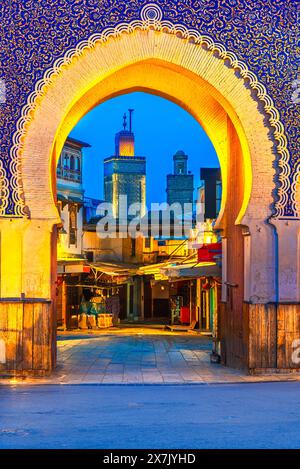 Fes, Marokko: Bab Bou Jeloud oder Blaues Tor ist ein kunstvolles Stadttor in Fes el Bali, Eingang in die Altstadt oder Medina. Reiseziel Nordafrika Stockfoto