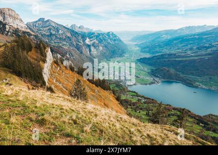 Ein Panoramablick auf einem Wanderweg in den Ausläufern der Churfirsten mit Walenstädtensee und Tal darunter Stockfoto