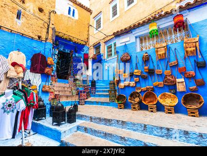 Chefchaouen, Marokko: Blaue Narow-Treppen mit bunten Wänden und Blumentöpfen in die alte ummauerte Stadt oder Medina, Nordafrika Reiseziel Stockfoto