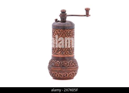 Alte Messing Gewürzmühle isoliert auf weiß Stockfoto