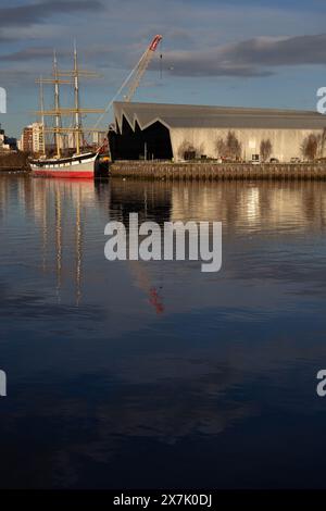 Blick über den Fluss Clyde in Glasgow zum Verkehrsmuseum an einem sonnigen Wintermorgen Stockfoto