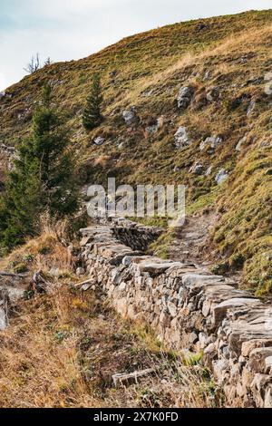 Eine kleine Steinmauer am Fuße der Churfirsten mit Blick auf den Walenstädtsee in der Schweiz Stockfoto