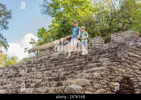 Papa und Sohn Touristen in Coba, Mexiko. Alte maya-Stadt in Mexiko. Coba ist ein archäologisches Gebiet und ein berühmtes Wahrzeichen der Halbinsel Yucatan. Bewölkt Stockfoto