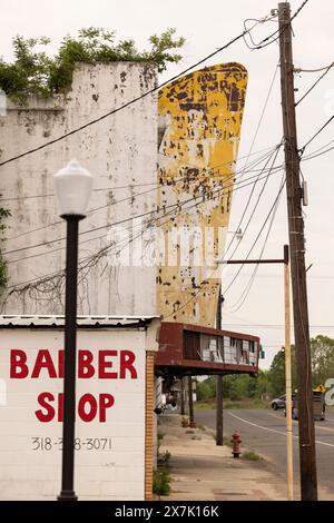 Rayville, Louisiana, USA - 24. April 2024: Bewölktes Nachmittagslicht erstrahlt in der historischen Innenstadt. Stockfoto