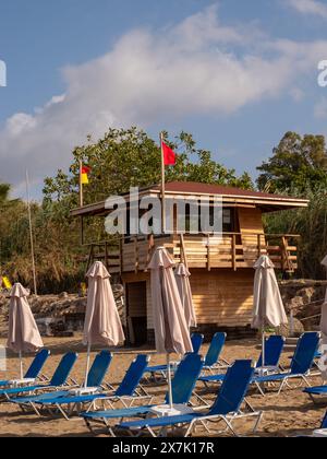 Mai 2024: Aussichtsturm der Rettungsschwimmer in der Coral Bay, Pegeia, in der Nähe von Pafos, Zypern. Stockfoto