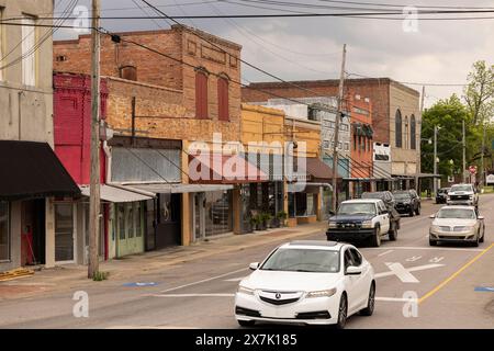 Rayville, Louisiana, USA - 24. April 2024: Bewölktes Nachmittagslicht erstrahlt in der historischen Innenstadt. Stockfoto