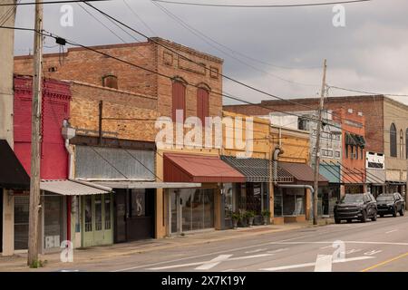 Rayville, Louisiana, USA - 24. April 2024: Bewölktes Nachmittagslicht erstrahlt in der historischen Innenstadt. Stockfoto