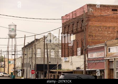 Rayville, Louisiana, USA - 24. April 2024: Bewölktes Nachmittagslicht erstrahlt in der historischen Innenstadt. Stockfoto