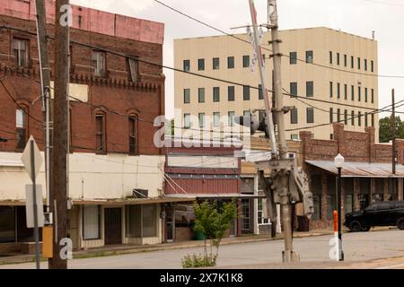 Rayville, Louisiana, USA - 24. April 2024: Bewölktes Nachmittagslicht erstrahlt in der historischen Innenstadt. Stockfoto