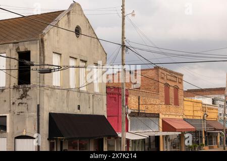 Rayville, Louisiana, USA - 24. April 2024: Bewölktes Nachmittagslicht erstrahlt in der historischen Innenstadt. Stockfoto