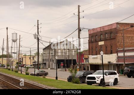 Rayville, Louisiana, USA - 24. April 2024: Bewölktes Nachmittagslicht erstrahlt in der historischen Innenstadt. Stockfoto