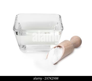 Essig in Glasschale, Natron und Holzlöffel isoliert auf weiß Stockfoto
