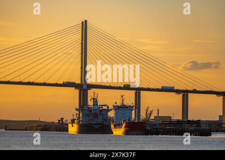 Die Dartford Bridge über die Themse zwischen Dartford und Thurrock bei Sonnenuntergang vom Flussufer bei Greenhithe Stockfoto