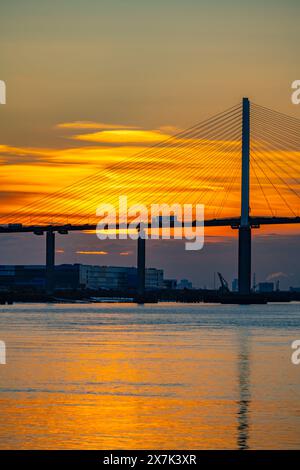 Die Dartford Bridge über die Themse zwischen Dartford und Thurrock bei Sonnenuntergang vom Flussufer bei Greenhithe Stockfoto