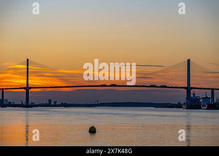 Die Dartford Bridge über die Themse zwischen Dartford und Thurrock bei Sonnenuntergang vom Flussufer bei Greenhithe Stockfoto