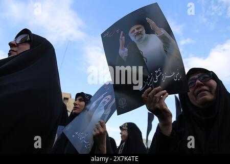 Teheran, Iran. Mai 2024. Iranische Frauen in schwarzen Chadors halten Plakate des verstorbenen iranischen Präsidenten Ebrahim Raisi während einer Trauerzeremonie für Präsident Ebrahim Raisi auf dem Vali-e-ASR-Platz in der Innenstadt von Teheran. Der iranische Präsident Raisi, Außenminister Amir-Abdollahian und andere starben bei einem Hubschrauberabsturz am 19. Mai 2024 nach einem offiziellen Besuch in der Nähe der Grenze zu Aserbaidschan. Die iranische Regierung bestätigte die Todesfälle und kündigte fünf Tage öffentliche Trauer an. (Kreditbild: © Rouzbeh Fouladi/ZUMA Press Wire) NUR REDAKTIONELLE VERWENDUNG! Nicht für kommerzielle ZWECKE! Stockfoto