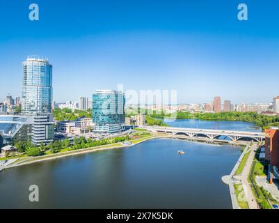 Jekaterinburg-Stadt mit Gebäuden der Regionalregierung und des Parlaments, Dramatisches Theater, Iset-Turm, Yeltsin-Zentrum, Panoramablick bei Sonnenuntergang im Sommer Stockfoto